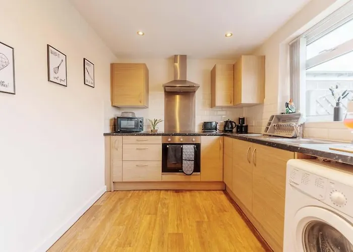 New! Central 3Br - Free Parking, Wifi & Serviced Workspace - Sleeps 5 - Contractors & Relocations - Weekly & Monthly Rates 度假居