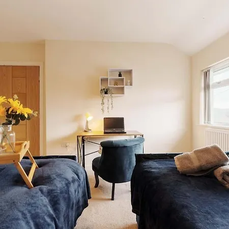 בית נופש New! 3br - Free Parking, Wifi & Serviced Workspace - Sleeps 5 - Contractors & Relocations - Weekly & Monthly Rates לידס