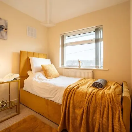 New! 3br - Free Parking, Wifi & Serviced Workspace - Sleeps 5 - Contractors & Relocations - Weekly & Monthly Rates * לידס