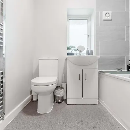 New! 3br - Free Parking, Wifi & Serviced Workspace - Sleeps 5 - Contractors & Relocations - Weekly & Monthly Rates בית נופש *