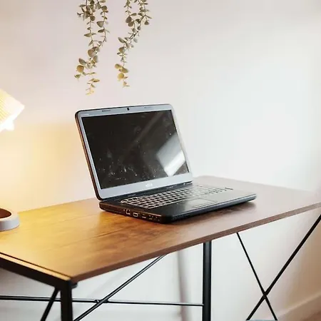בית נופש New! 3br - Free Parking, Wifi & Serviced Workspace - Sleeps 5 - Contractors & Relocations - Weekly & Monthly Rates *