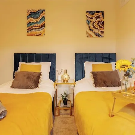New! 3br - Free Parking, Wifi & Serviced Workspace - Sleeps 5 - Contractors & Relocations - Weekly & Monthly Rates לידס