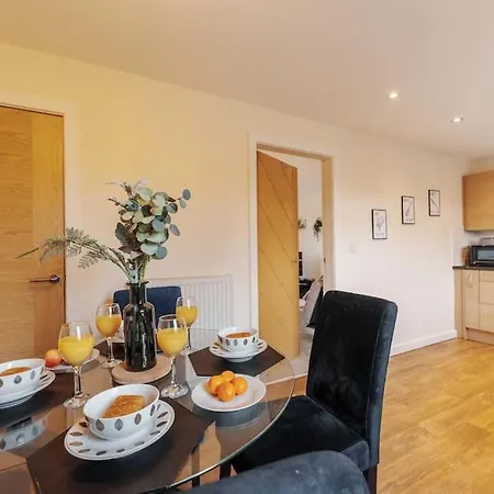 בית נופש New! 3br - Free Parking, Wifi & Serviced Workspace - Sleeps 5 - Contractors & Relocations - Weekly & Monthly Rates לידס