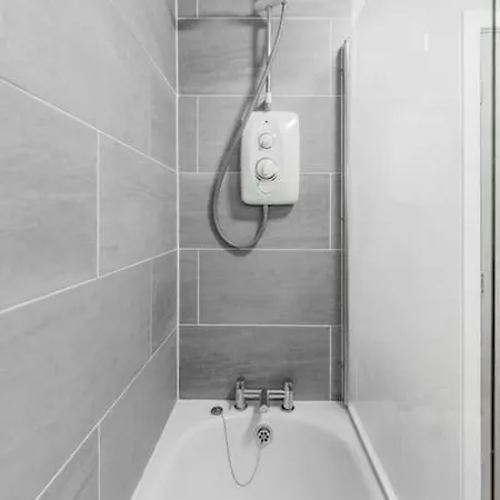 5 Beds - Perfect For Contractors & Families - Free Parking & Wifi Semesterbostad