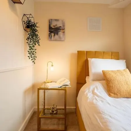 New! 3br - Free Parking, Wifi & Serviced Workspace - Sleeps 5 - Contractors & Relocations - Weekly & Monthly Rates בית נופש