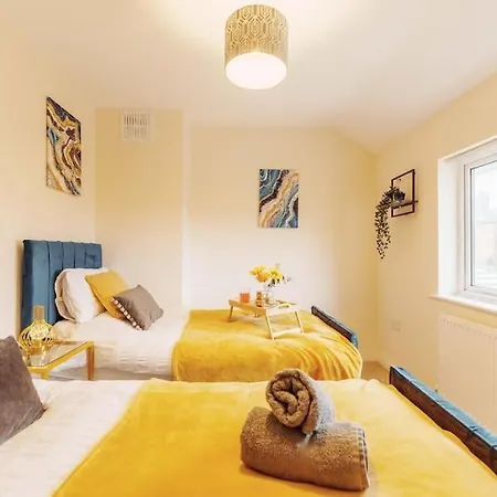 בית נופש New! 3br - Free Parking, Wifi & Serviced Workspace - Sleeps 5 - Contractors & Relocations - Weekly & Monthly Rates לידס