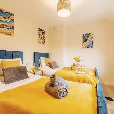 New! 3br - Free Parking, Wifi & Serviced Workspace - Sleeps 5 - Contractors & Relocations - Weekly & Monthly Rates בית נופש לידס