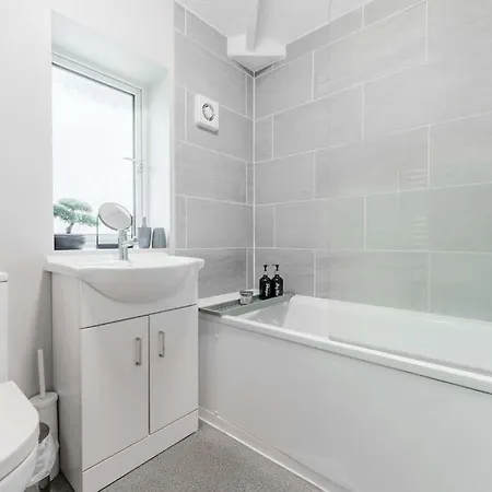 New! 3br - Free Parking, Wifi & Serviced Workspace - Sleeps 5 - Contractors & Relocations - Weekly & Monthly Rates בית נופש