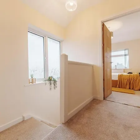 New! 3br - Free Parking, Wifi & Serviced Workspace - Sleeps 5 - Contractors & Relocations - Weekly & Monthly Rates בית נופש