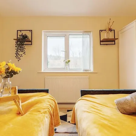New! 3br - Free Parking, Wifi & Serviced Workspace - Sleeps 5 - Contractors & Relocations - Weekly & Monthly Rates * Leeds (West Yorkshire)
