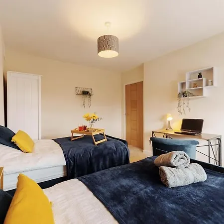 New! 3br - Free Parking, Wifi & Serviced Workspace - Sleeps 5 - Contractors & Relocations - Weekly & Monthly Rates Casa vacanze *
